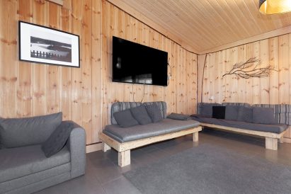 Aulangon Rantalan pääsalin oleskelupääty on varustettu sohvilla ja isolla taulu-tv:llä.