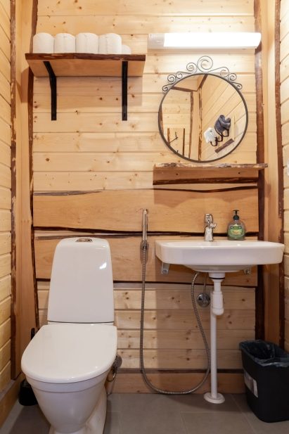 Aulangon Rantalan päärakennuksen aulatilan wc.