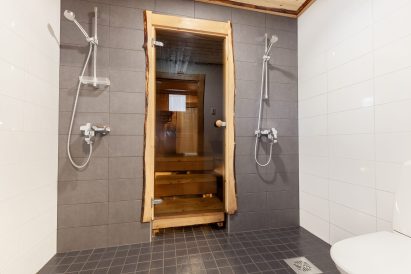 Aulangon Rantalan sisäsaunaosaston pesuhuone.