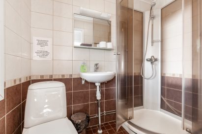 Aulangon Rantalan Pikkuhuvilan yhdistetty wc- ja pesuhuone.