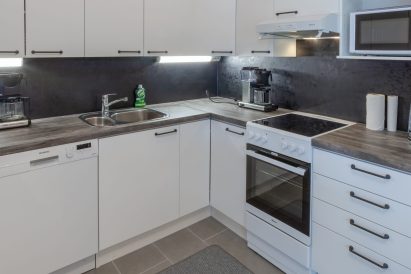 Aulangon Rantalan päärakennuksen keittiö on varustettu astianpesukoneella, liesi/uuni-yhdistelmällä, 2 kahvinkeittimellä ja vedenkeittimellä, leivänpaahtimella, mikroaaltouunilla, jääkaapilla ja pakastimella.