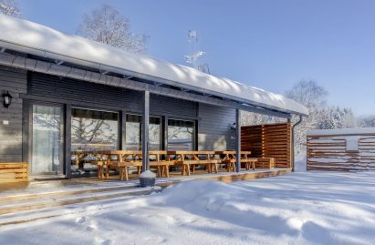 Aulangon Rantalan päärakennuksen terassipöydät voidaan helposti järjestää eri muotoihin. Kuvassa pöydät on järjestetty pitkittäin.