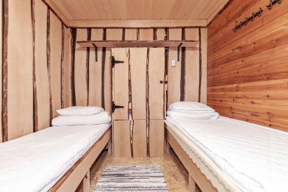 Aulangon Rantalan rantasaunan päädyssä on 2 hengen makuuhuone.