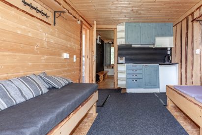 Aulangon Rantalan rantasaunan pukeutumishuoneen sohvaa voidaan käyttää myös lisävuoteena.