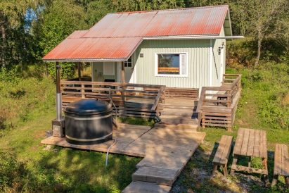 Aulangon Rantalan rantasauna. Avaralla terassilla on puulämmitteinen kylpypalju.