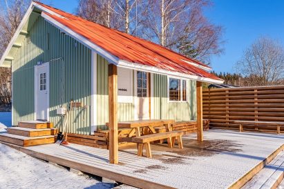 Aulangon Rantapiilon avaran terassin toisessa reunassa on näkösuoja-aita, joka rajaa näkymän vieressä sijaitsevaan Aulangon Rantalaan.