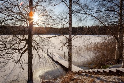 Portaat johtavat Aulangon Rantapiilon terassilta ja paljusta suoraan laiturille ja Aulangonjärveen.