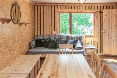 Aulangon Rantapiilon olohuoneesta aukeaa näkymä terassille ja Aulangonjärvelle.