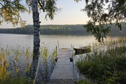Aulangon Rantapiilon laiturilta aukeaa upea näkymä Aulangonjärvelle. Vastarannalla siintää graniittinen Aulangon näkötorni.