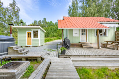 Aulangon Rantapiilon avaralta terassilta pääsee puhtain jaloin rantasaunaan, paljuun, tulipaikalle ja laiturille.