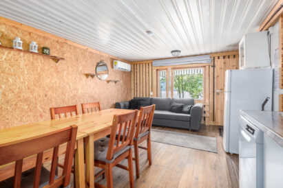 Aulangon Rantapiilon olohuoneesta aukeaa näkymä terassille ja Aulangonjärvelle.