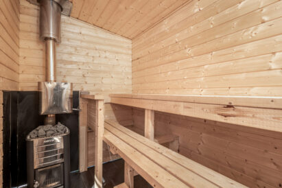 Aulangon Rantapiilon puulämmitteinen pihasauna kylpypaljun ja järvinäkymän äärellä. Saunaan mahtuu 5 löylyttelijää.