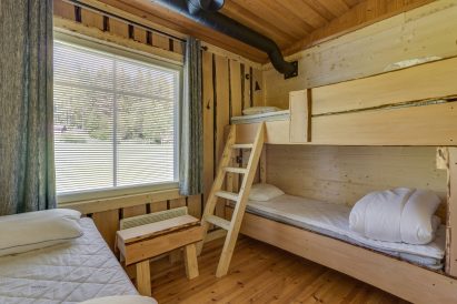 Aulangon Suuren Huvilan 4 hengen makuuhuone (makuuhuone 5).