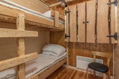 Aulangon Suuren Huvilan 2 hengen makuuhuone (makuuhuone 8).