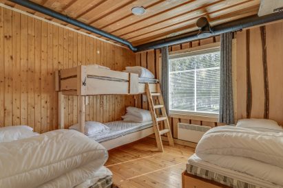 Aulangon Suuren Huvilan 4 hengen makuuhuone (makuuhuone 6)