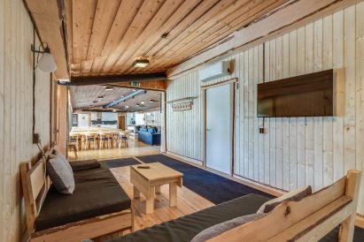 Aulangon Suuren Huvilan makuuhuonepäädyn oleskeluaula.