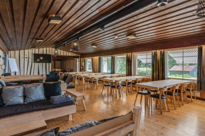 Aulangon Suuren Huvilan pääsalista avautuu näkymä etupihalle ja Aulangonjärvelle.