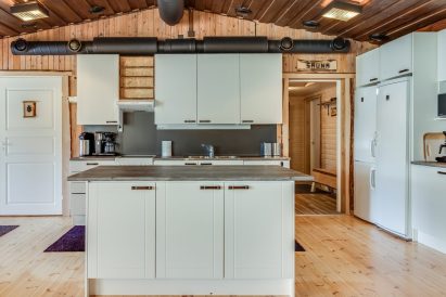 Aulangon Suuren Huvilan tilava keittiö.