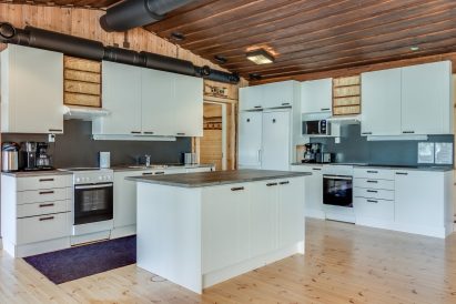 Aulangon Suuren Huvilan tilava keittiö.