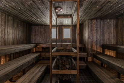 Aulangon Suuren Huvilan sisäsaunaosaston tilava löylyhuone.