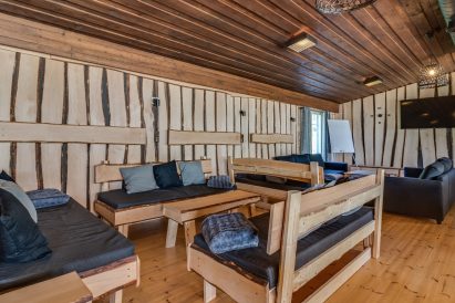 Aulangon Suuren Huvilan pääsalin sohvanurkkaus.