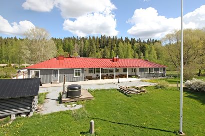 Aulangon Suuren Huvilan etupiha.