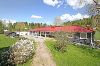 Aulangon Suuren Huvilan etupiha.