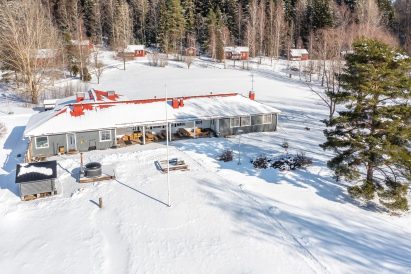 Aulangon Suuren Huvilan etupiha. Vasemmalla puuliiteri ja puulämmitteinen kylpypalju.