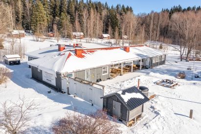 Aulangon Suuren Huvilan etupiha. Etualalla puuliiteri ja puulämmitteinen kylpypalju.