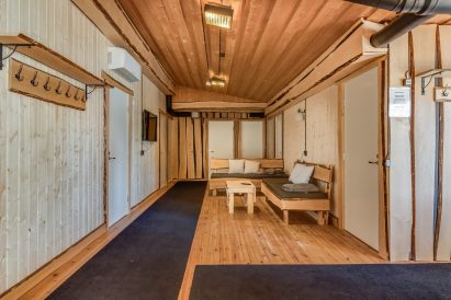 Aulangon Suuren Huvilan makuuhuonepäädyn oleskeluaula.