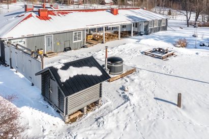 Aulangon Suuren Huvilan etupiha. Etualalla puuliiteri ja puulämmitteinen kylpypalju.