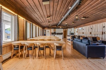 Aulangon Suuren Huvilan avara pääsali.