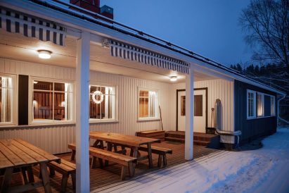Aulangon Suuren Huvilan edusta talvisena iltana.