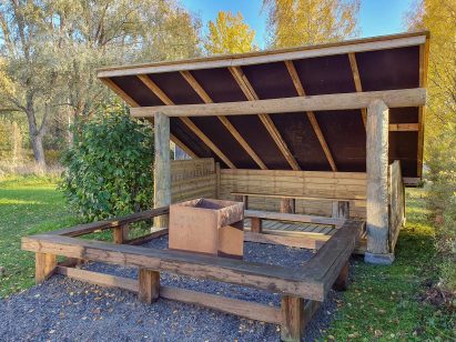 Aulangon Suuren Huvilan ulkotulipaikka ja pihalaavu.