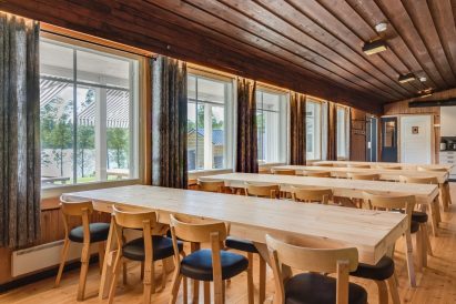 Aulangon Suuren Huvilan pääsalin kokous- ja ruokailupöydät voidaan järjestää erilaisiin muotoihin.