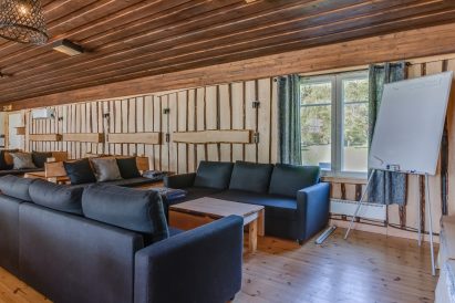 Aulangon Suuren Huvilan pääsalin sohvanurkkaus.