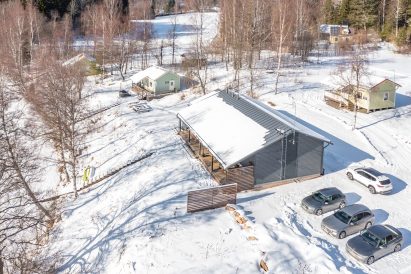 Aulankon Rantakolmikko talviasussaan. Edessä Aulangon Rantalan 2 huvilaa ja rantasauna. Takavasemmalla Aulangon Rantapiilo.