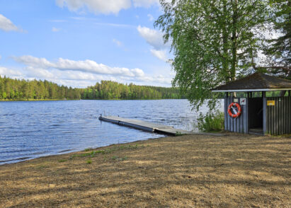Evon retkeilyalueen Niemisjärven uimarannalle on noin 1,4 km kävelymatka Evon Erähuvilalta metsätietä pitkin.