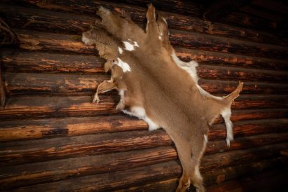 Evon Ruuhijärven juhla-aitan sisustus huokuu menneen maailman erähenkistä tunnelmaa.