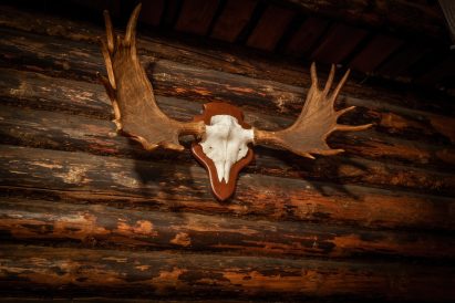 Evon Ruuhijärven juhla-aitan sisustus huokuu menneen maailman erähenkistä tunnelmaa.