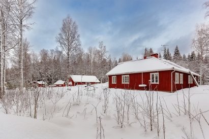 Evon Ruuhijärven rakennuksia talviasussaan.