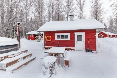 Evon Ruuhijärven pieni rantasauna. Takavasemmalla isompi rantasauna ja oikealla päärakennus.