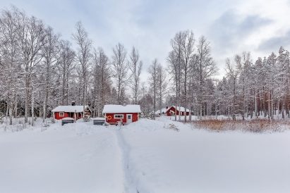 Evon Ruuhijärven rakennukset talviasussaan Ruuhijärven jäältä päin kuvattuina.