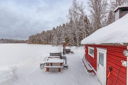 Evon Ruuhijärven pienemmän rantasaunan edustalla on kaksi puulämmitteistä kylpypaljua.