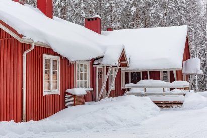 Evon Ruuhijärven päärakennus talviasussaan.