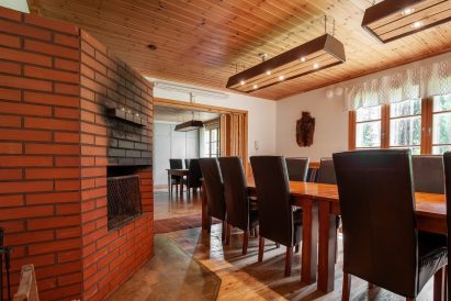 Evon Ruuhijärven pääsaliin tunnelmaa luo jykevä tiilistä muurattu takka.