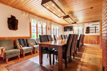 Evon Ruuhijärven pääsalin pöydän ääressä on tilaa 18-20 osallistujan kokoukselle, ruokailulle tai illanvietolle.