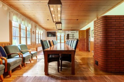 Evon Ruuhijärven pääsalin pöydän ääressä on tilaa 18-20 osallistujan kokoukselle, ruokailulle tai illanvietolle.