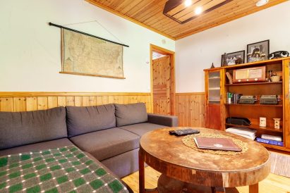 Evon Ruuhijärven pääsalin jatkeena on vanhan ajan tyylisesti sisustettu viihtyisä kabinetti.