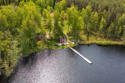 Evon Ruuhijärven molemmista rantasaunoista pääsee suoraan kylpypaljujen lämpöön tai uimaan pitkän laiturin päästä.